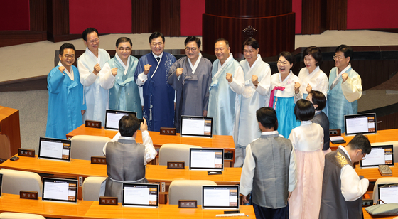 우원식 국회의장이 1일 오후 서울 여의도 국회에서 열린 제429회 국회(정기회) 제1차 본회의를 마치고 한복을 입은 의원들과 기념촬영하고 있다. 뉴스1