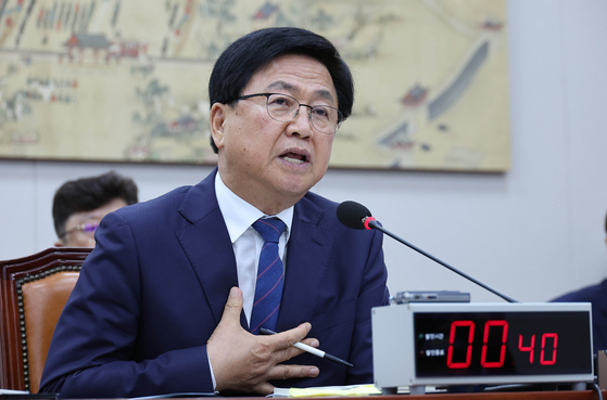 2일 국회 교육위원회 전체회의에서 열린 인사청문회에서 최교진 교육부 장관 후보자가 질의에 답하고 있다. 임현동 기자