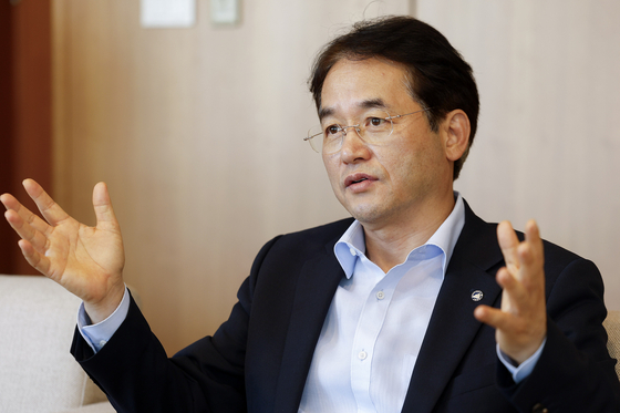 이동환 고양시장은 지난달 21일 고양종합운동장에서 중앙일보와 취임 3주년 인터뷰를 갖고 “시는 고양경제자유구역 추진과 함께 일산테크노밸리, 고양방송영상밸리, 킨텍스 제3전시장 등 대규모 자족 기반 조성을 본격적으로 추진하면서 기업과 일자리가 모이는 산업 벨트를 조성하고 있다”고 말했다. 사진 고양시