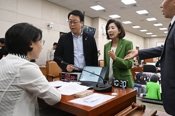국민의힘 나경원 의원과 곽규택 의원(오른쪽 둘째부터)이 2일 국회에서 열린 법제사법위원회 전체회의에서 추미애 위원장의 회의 진행 방식에 항의하고 있다. 오른쪽은 김용민 더불어민주당 간사. 임현동 기자