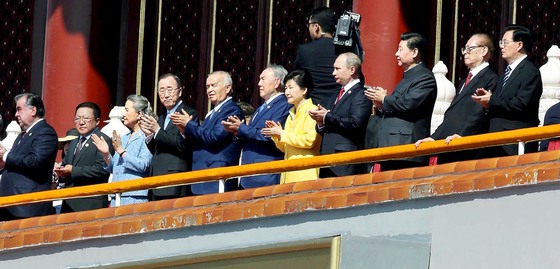 박근혜 전 대통령이 지난 2015년 9월 3일 중국 베이징 톈안먼(天安門) 광장에서 열린 ‘ 중국 인민 항일 전쟁 및 세계반파시스트전쟁 승리 기념일(전승절)’ 70주년 기념행사에 참석해 인민해방군의 열병식을 지켜보고 있다. 오른쪽부터 장쩌민 전 국가주석, 시진핑 주석, 블라디미르 푸틴 러시아 대통령, 박 전 대통령. 청와대사진기자단