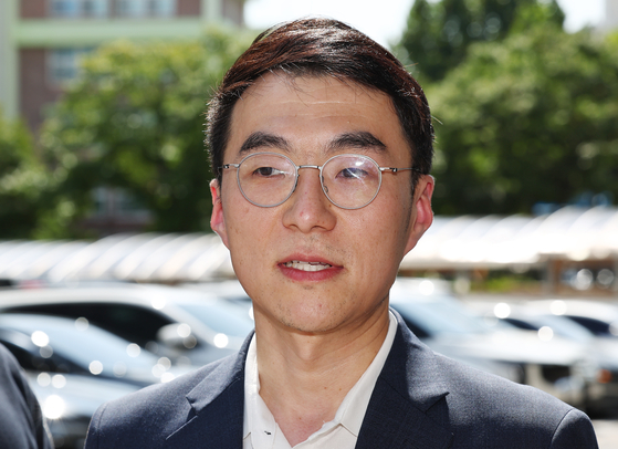 거액의 가상자산(코인) 보유 사실을 숨기려 국회에 허위 재산 신고를 한 혐의로 기소됐다 1심에서 무죄를 선고받은 김남국 전 의원이 지난달 21일 서울 양천구 서울남부지방법원에서 열린 2심 선고를 마치고 취재진 질문에 답하고 있다. 이날 김 전 의원은 2심 무죄를 선고 받았다. 연합뉴스