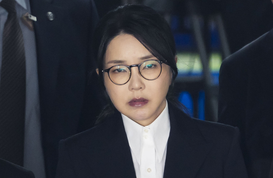 윤석열 전 대통령 부인 김건희 여사가 지난달 12일 구속 전 피의자 심문(영장실질심사)을 마친 뒤 서울 서초구 서울중앙지법을 나서고 있다. 연합뉴스