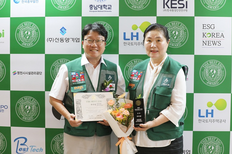 시상식에서 박종범 사무총장(사진 왼쪽)과 김미경 밥퍼나눔운동본부 부본부장이 기념촬영을 하고 있다.