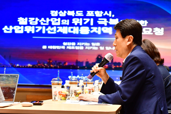 이강덕 경북 포항시장이 지난달 5일 시청 대회의실에서 열린 포항시 산업위기선제대응지역 현지 실사에 나선 실사단 관계자들에게 지역 철강현황 등을 설명하고 있다. 뉴스1