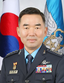 정부가 합동참모본부(합참) 의장을 비롯한 대장급 장성 7명 전원에 대한 인사를 단행했다. 1일 국방부에 따르면 군 의전 서열 1위인 신임 합참의장에 진영승 전략사령관(중장·공사 39기)이 지명됐다. 국방부 제공, 뉴스1