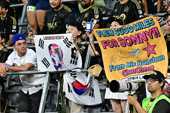 손흥민의 LAFC 홈 데뷔전에서 한인 팬을 비롯한 서포터들이 태극기 응원을 펼치고 있다. 손흥민은 한차례 골대를 맞히는 등 선전했지만, LAFC는 샌디에이고FC에 1-2로 졌다. [AFP=연합뉴스]