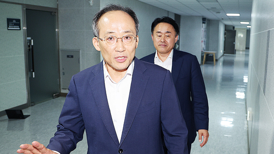  추경호 국민의힘 의원이 2일 오후 서울 여의도 국회 의원회관에 압수수색 중인 자신의 의원실로 들어가고 있다. 뉴스1