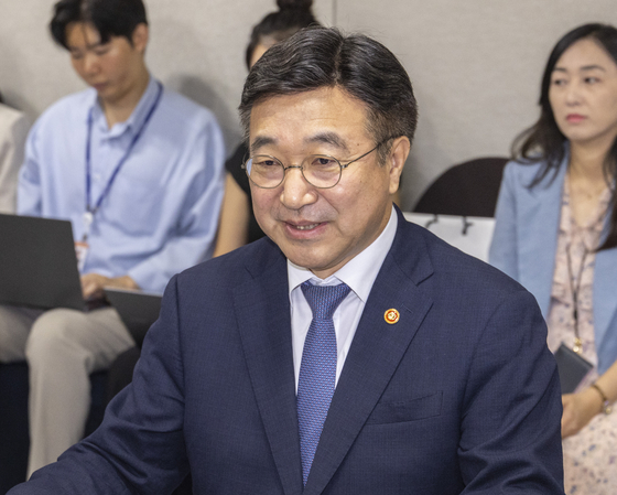 윤호중 행정안전부 장관이 2일 국회에서 열린 국회 행정안전위원회와 가진 당정에서 신정훈 위원장을 비롯한 의원들에게 인사말을 하고 있다. 연합뉴스