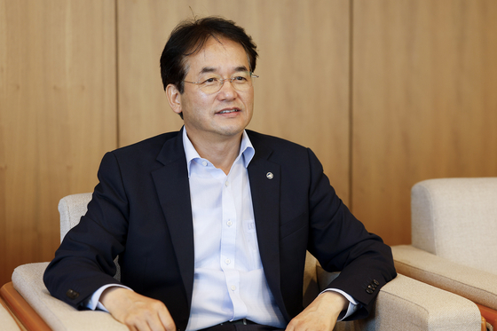 이동환 고양시장은 지난달 21일 고양종합운동장에서 중앙일보와 취임 3주년 인터뷰를 갖고 “시는 고양경제자유구역 추진과 함께 일산테크노밸리, 고양방송영상밸리, 킨텍스 제3전시장 등 대규모 자족 기반 조성을 본격적으로 추진하면서 기업과 일자리가 모이는 산업 벨트를 조성하고 있다”고 말했다. 사진 고양시
