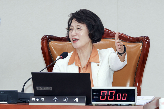 추미애 국회 법제사법위원장이 법제사법위원회 전체회의에 참석하며 더불어민주당 의원들과 인사하고 있다. 김성룡 기자. 