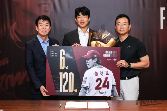 프로야구 키움, 송성문과 6년 총액 120억원 비FA 다년 계약   (서울=연합뉴스) 프로야구 키움 히어로즈는 내야수 송성문과 비자유계약선수(FA) 신분으로 6년 총액 120억원에 장기 계약을 맺었다고 4일 밝혔다. 사진은 기념 촬영하는 내야수 송성문. 2025.8.4 [키움 히어로즈 제공. 재판매 및 DB 금지]   photo@yna.co.kr (끝)  〈저작권자(c) 연합뉴스, 무단 전재-재배포, AI 학습 및 활용 금지〉