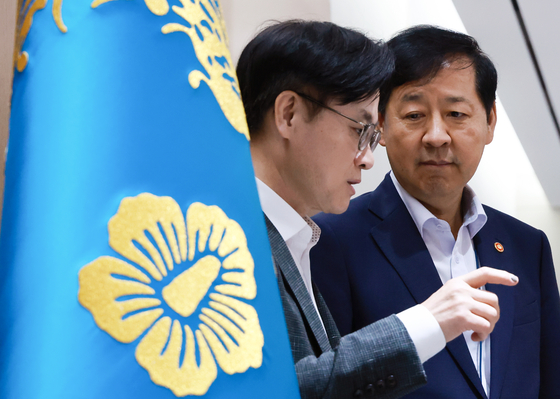 구윤철 경제부총리 겸 기획재정부 장관(오른쪽)과 김정관 산업통상자원부 장관이 지난달 29일 서울 용산 대통령실 청사에서 이재명 대통령 주재로 열린 임시 국무회의에 참석해 논의하고 있다. 연합뉴스