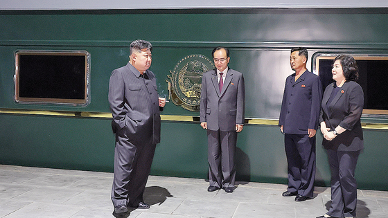  북한 노동당 기관지 노동신문은 2일 "김정은 당 총비서가 중국 인민항일전쟁 및 세계반파쑈전쟁승리(전승절) 80주년 기념행사에 참석하기 위해 지난 1일 전용열차로 출발해 2일 새벽 국경을 통과했다"고 보도했다. 노동신문=뉴스1