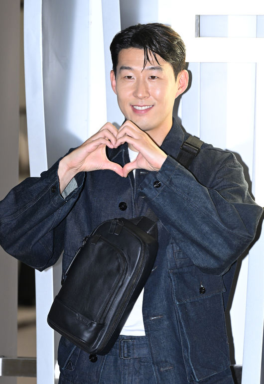 [OSEN=이대선 기자] 토트넘 홋스퍼 손흥민이 3일 오후 서울 송파구 롯데월드타워에서 명품 가방 브랜드의 팝업스토어 행사에 참석했다.손흥민이 포즈를 취하고 있다. 2023.07.03 /sunday@osen.co.kr
