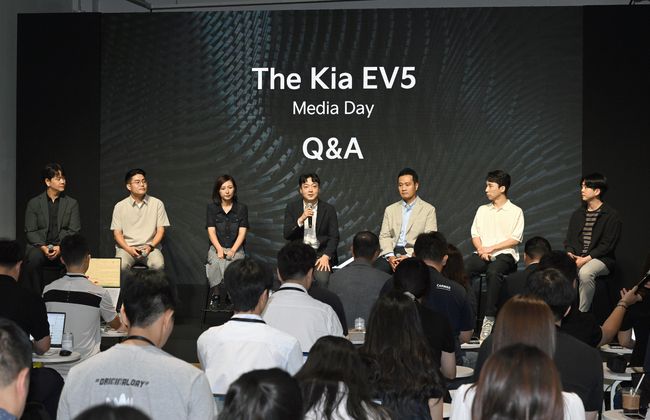 EV5 미디어 데이에서 발표자들이 질의응답 시간을 갖고 있다. 왼쪽부터기아넥스트디자인외장1팀 박재연 책임연구원, 기아넥스트디자인내장1팀 김영무 책임연구원, 기아넥스트CMF팀 이승아 책임연구원, 국내상품1팀 손용준 팀장, 상품CX기획팀 이상준 팀장, 차량제어개발1팀 김진욱 책임연구원, MSV프로젝트5팀 신승훈 책임연구원.