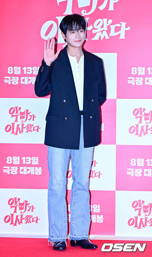 [OSEN=지형준 기자] 7일 오후 서울 용산구 CGV용산아이파크몰에서 영화 '악마가 이사왔다' 시사회 포토월 행사가 열렸다.‘악마가 이사왔다’는 새벽마다 악마로 깨어나는 선지(임윤아)를 감시하는 기상천외한 아르바이트에 휘말린 청년 백수 길구(안보현)의 고군분투를 담은 악마 들린 코미디다 영화다.배우 차서원이 포즈를 취하고 있다. 2025.08.07 / jpnews@osen.co.kr