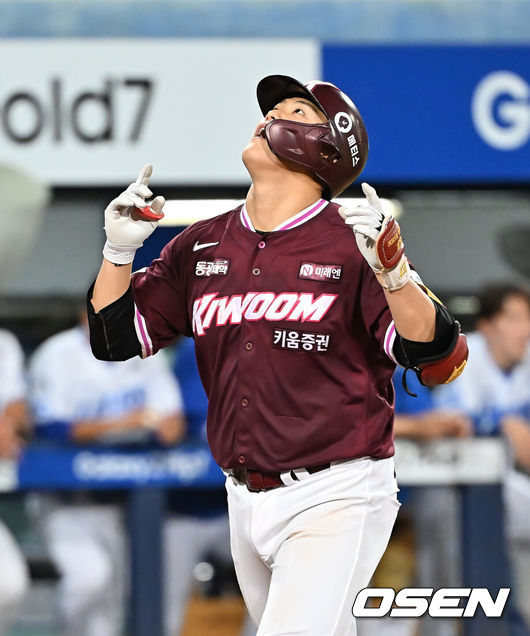 [OSEN=대구, 이석우 기자] 3일 대구삼성라이온즈파크에서 2025 신한 SOL 뱅크 KBO 리그 삼성 라이온즈와 키움 히어로즈의 경기가 열렸다. 홈팀 삼성은 가라비토가, 방문팀 키움은 하영민이 선발 출전했다. 키움 히어로즈 김건희가 9회초 1사 우월 솔로 홈런을 치고 세리머니를 하고 있다. 2025.09.03 / foto0307@osen.co.kr
