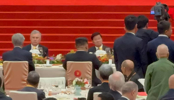 김정은 북한 국무위원장(3번 좌석)이 3일 중국 베이징 인민대회당에 마련된 '중국 인민 항일전쟁 및 세계 반파시스트 전쟁 승리'(전승절) 80주년 기념 리셉션 행사에 참석하고 있다. 연합뉴스