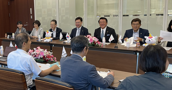 일본 동경도사회보험노무사회 키미카주 미소노 회장(오른쪽에서 둘째)을 비롯한 간부진이 한국 방문단에게 상병수당 제도와 사회보험 노무사의 역할을 설명하고 있다. 앞줄 왼쪽이 보건복지부 강민구 팀장. 도쿄=신성식 기자 