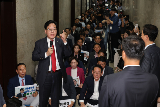 내란 특별팀의 국민의힘 원내대표실에 대한 압수수색 시도가 이어지고 있는 3일 국민의힘 의원들이 서울 여의도 국회 원내대표실 앞에서 긴급의원총회를 하고 있다. 국회 사무처 관계자들이 이를 촬영한 것 등과 관련해 송언석 원내대표가 항의하는 모습. 연합뉴스