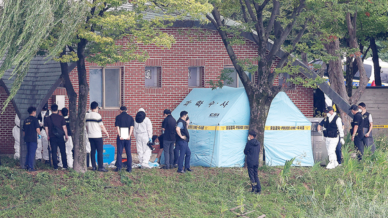  지난 2일 대구 수성구 수성못 인근에서 현역 육군 대위가 총상을 입고 사망한 채 발견된 가운데 사건 현장에서 육군수사단, 경찰 과학수사대 등이 현장조사를 벌이고 있다. 연합뉴스