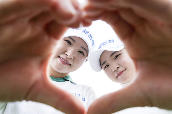 KLPGA 투어에서 활약하는 ‘우승 자매’ 고지우(왼쪽)와 고지원. 처음 해보는 동반 와이드 인터뷰가 “낯간지럽다”면서도 나란히 하트를 그리며 포즈를 취했다. 김경록 기자