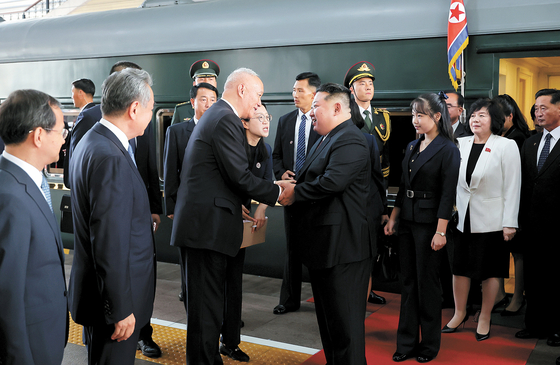 김정은 북한 국무위원장이 지난 2일 중국 전승절(戰勝節·항일전쟁 및 반파시스트 전쟁 승리 80주년 대회) 기념 행사 참석을 위해 베이징에 도착해 중국측 인사들의 환대를 받는 모습. 이날 북한 매체가 공개한 사진을 보면 김정은의 딸 주애도 동행했다. 조선중앙통신=연합뉴스