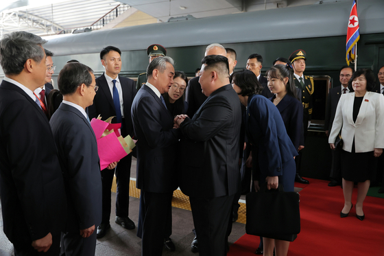 북한 노동당 기관지 노동신문은 3일 "김정은 동지께서 2일 오후 중국인민항일전쟁 및 세계반파쇼전쟁승리(전승절) 80돌(주년) 기념행사에 참석하시기 위해 전용열차로 중화인민공화국의 수도 베이징에 도착했다"라고 보도했다. 노동신문=뉴스1