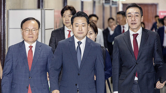  국민의힘 장동혁 대표(가운데)와 김민수(앞줄 오른쪽), 김재원 최고위원(앞줄 왼쪽)을 비롯한 최고위원과 당 관계자들이 3일 국회에서 긴급 최고위원회 회의를 위해 이동하고 있다. 연합뉴스