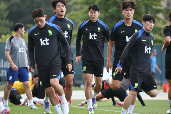 2일(현지시간) 미국 뉴욕주 아이칸 스타디움에서 열린 한국 축구 대표팀 훈련에서 손흥민이 집중하고 있다. 연합뉴스