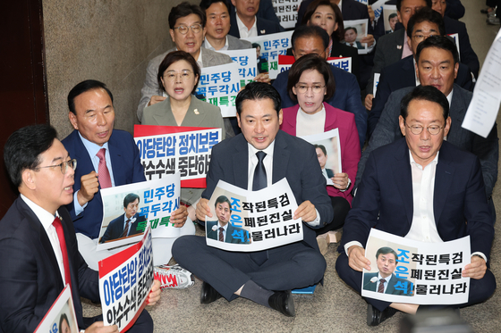 '계엄 해제 표결 방해 의혹'을 수사하는 조은석 내란 특별검사팀의 국민의힘 원내대표실에 대한 압수수색 시도가 이어지고 있는 3일 국민의힘 의원들이 서울 여의도 국회 원내대표실 앞에서 긴급의원총회를 열고 피케팅을 하고 있다.연합뉴스
