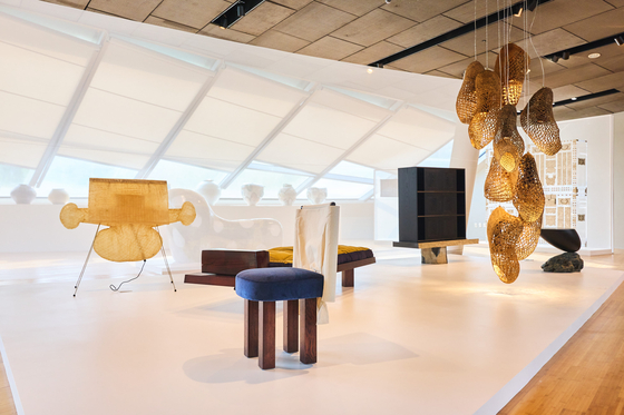 '창작의 빛: 한국을 비추다(Illuminated: A Spotlight on Korean Design)' 전시 전경, 동대문디자인플라자 이간수문전시장, 2025. 사진 WeCAP, 서울디자인재단 제공 