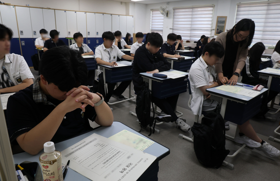 2026학년도 대학수학능력시험 모의평가가 실시된 3일 서울 금천구 금천고등학교에서 고3 학생들이 시험 준비를 하고 있다. 뉴스1