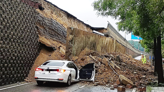 지난 7월 16일 오후 경기 오산시 가장동 가장교차로 고가도로에서 옹벽이 도로로 무너지며 고가도로 아래 도로를 지나가던 차량을 덮치는 사고가 났다. 이 사고로 40대 운전자 1명이 사망했다. 경기도소방재난본부