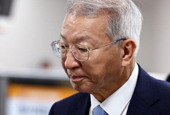 '사법농단' 의혹을 받는 양승태 전 대법원장이 3일 오전 서울 서초구 서울고등법원에서 열린 직권남용 권리 행사 방해 혐의 2심 결심 공판에 출석하고 있다. 뉴스1