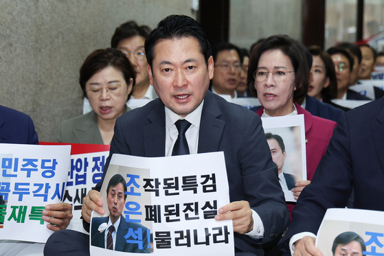 장동혁 국민의힘 대표가 3일 오후 서울 여의도 국회 국민의힘 원내대표실 앞에서 가진 긴급 의원총회에서 내란특검을 규탄하는 구호를 외치고 있다. 뉴스1