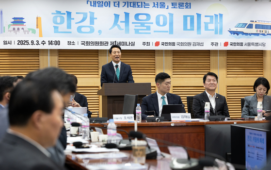 오세훈 서울시장이 3일 서울 여의도 국회 의원회관에서 열린 한강, 서울의 미래 '내일이 더 기대되는 서울' 토론회에서 축사하고 있다. 뉴스1
