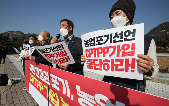 2011년 당시 열린 'CPTPP(포괄적·점진적 환태평양경제동반자협정)' 가입논의 중단 촉구 기자회견. 연합뉴스