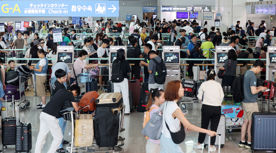 올해 하반기부터 인천공항 출국장 탑승소요 시간 등의 정보가 실시간으로 제공된다. 지난달 8일 오전 인천국제공항 1터미널 출국장이 여행객들로 북적이고 있다. [공항사진기자단] 
