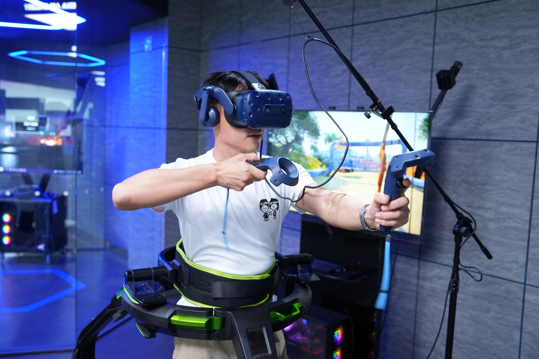 미디어아트센터의 VR·AR Test Lab에서 VR기기를 체험하는 구리남양주교육청 재직자 모습(사진 제공=경복대학교)