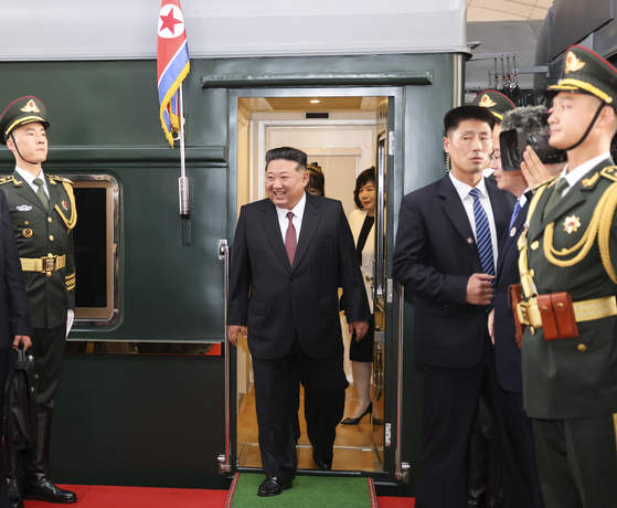 김정은 북한국무위원장이 2일 중국 베이징에 전용 열차로 도착했다고 중국 신화통신이 보도했다. 신화=연합뉴스