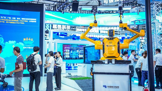 7월 28일 '2025 세계인공지능대회(WAIC)' 중국 남방 스테이트 그리드(STATE GRID∙國家電網) 전시구역에 등장한 전력 작업 로봇 '우쿵(悟空)'. 신화통신