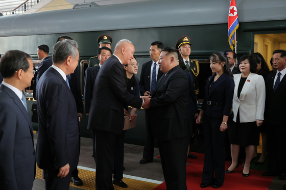 북한 노동당 기관지 노동신문은 3일 "김정은 동지께서 2일 오후 중국인민항일전쟁 및 세계반파쇼전쟁승리(전승절) 80돌(주년) 기념행사에 참석하시기 위해 전용열차로 중화인민공화국의 수도 베이징에 도착했다"라고 보도했다. 노동신문=뉴스1