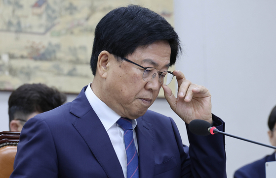 음주운전과 SNS 게시글 등이 도마에 오른 최교진 부총리 겸 교육부 장관 후보자가 2일 국회 인사청문회에서 안경을 고쳐 쓰고 있다. 임현동 기자