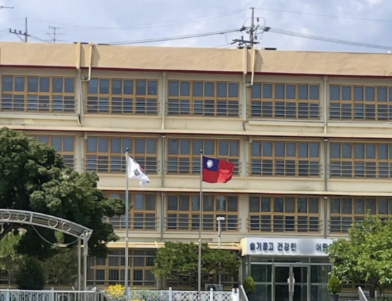 서울 용산구의 한 초등학교에 태극기와 대만의 청천백일만지홍기가 나란히 걸려 있다. 커뮤니티 캡처