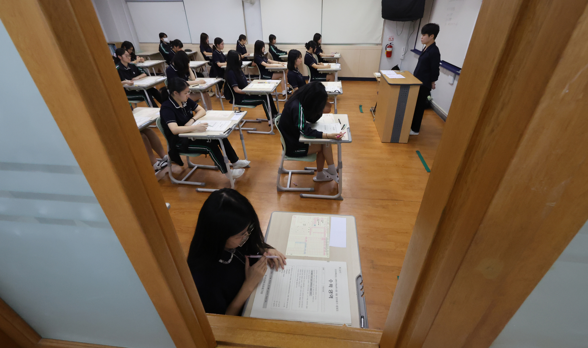 3일 부산 금정구 부산사대부고에서 고3 수험생들이 문제지를 배부받은 뒤 시험 준비를 하고 있다. 송봉근 기자 