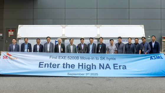 SK하이닉스는 3일 이천캠퍼스에서 메모리 업계 최초로 양산용 '하이(High) NA EUV' 장비를 이천 M16팹에 반입하고 기념 행사를 진행했다. 왼쪽 다섯 번째부터 김병찬 ASML코리아 대표이사 사장, 김성한 SK하이닉스 구매 담당 부사장, 차선용 SK하이닉스 미래기술연구원장 부사장, 이병기 SK하이닉스 제조기술 담당 부사장. 사진 SK하이닉스