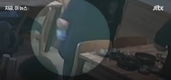 30대 남성 A씨가 한국에 온 중국·대만 관광객을 폭행했다가 징역 10개월을 선고받았다. 사진은 A씨가 지난 4월6일 대만인 관광객을 폭행하기 전 식당에서 소주병을 챙기는 모습. 사진 JTBC 뉴스 캡처