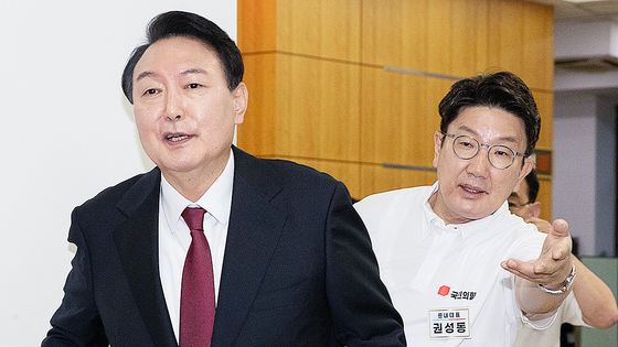  윤석열 전 대통령이 지난 2022년 8월 25일 오후 충남 천안시 동남구 재능교육연수원에서 열린 2022 국민의힘 연찬회에서 권성동 당시 원내대표의 안내를 받아 이동하고 있다. 연합뉴스